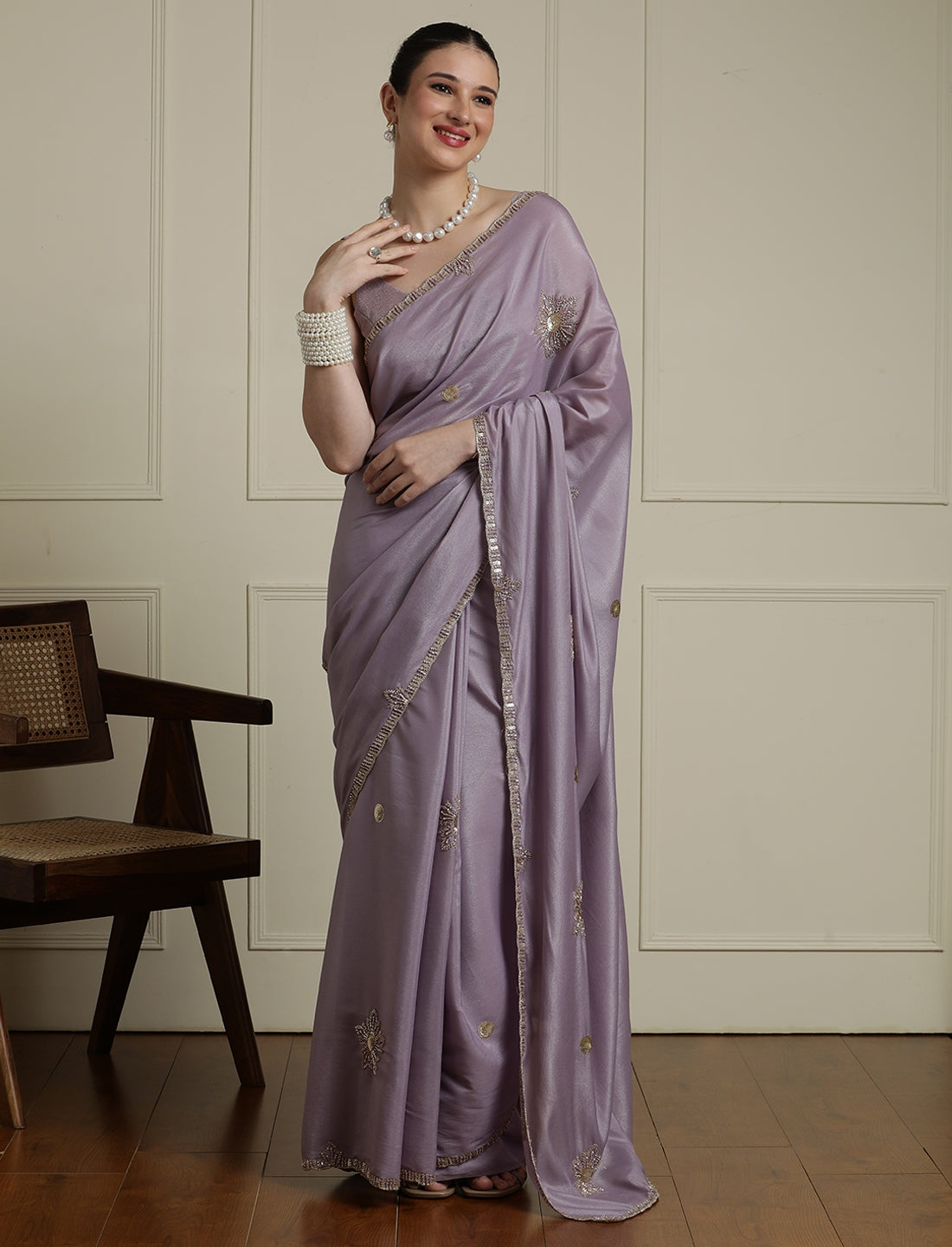 Women Solid Embroidered Saree in Lavendar