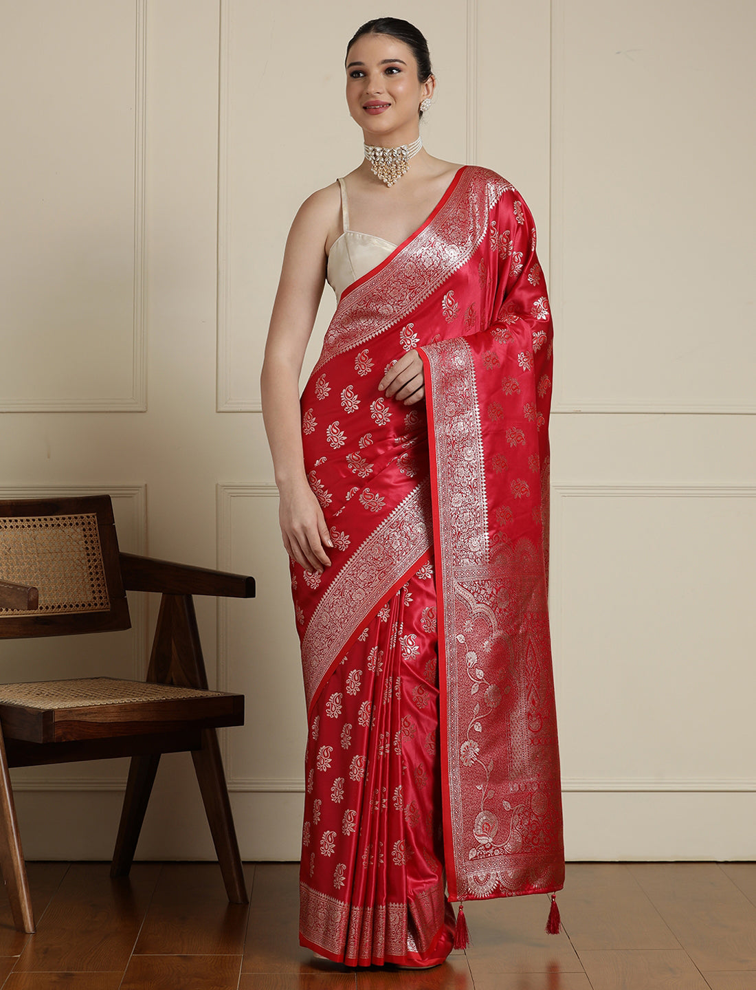 Women Paisley Woven Design Zari Banarasi Saree in Red