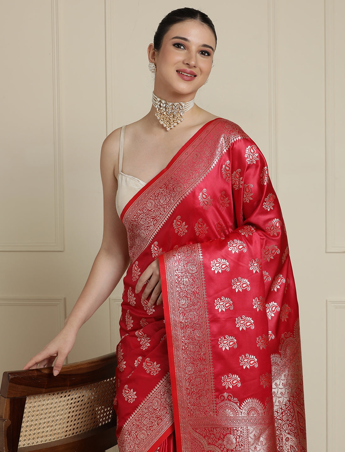 Women Paisley Woven Design Zari Banarasi Saree in Red