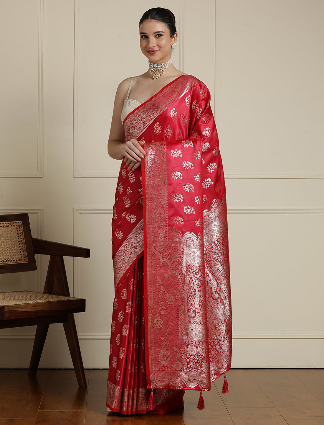 Women Paisley Woven Design Zari Banarasi Saree in Red