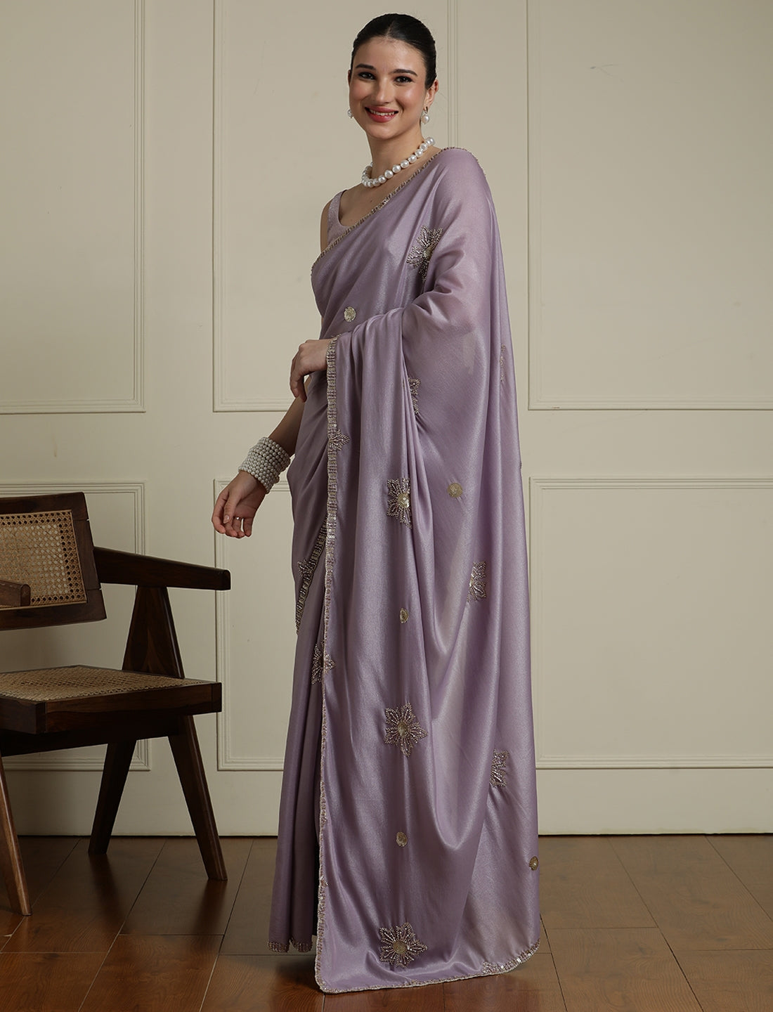 Women Solid Embroidered Saree in Lavendar