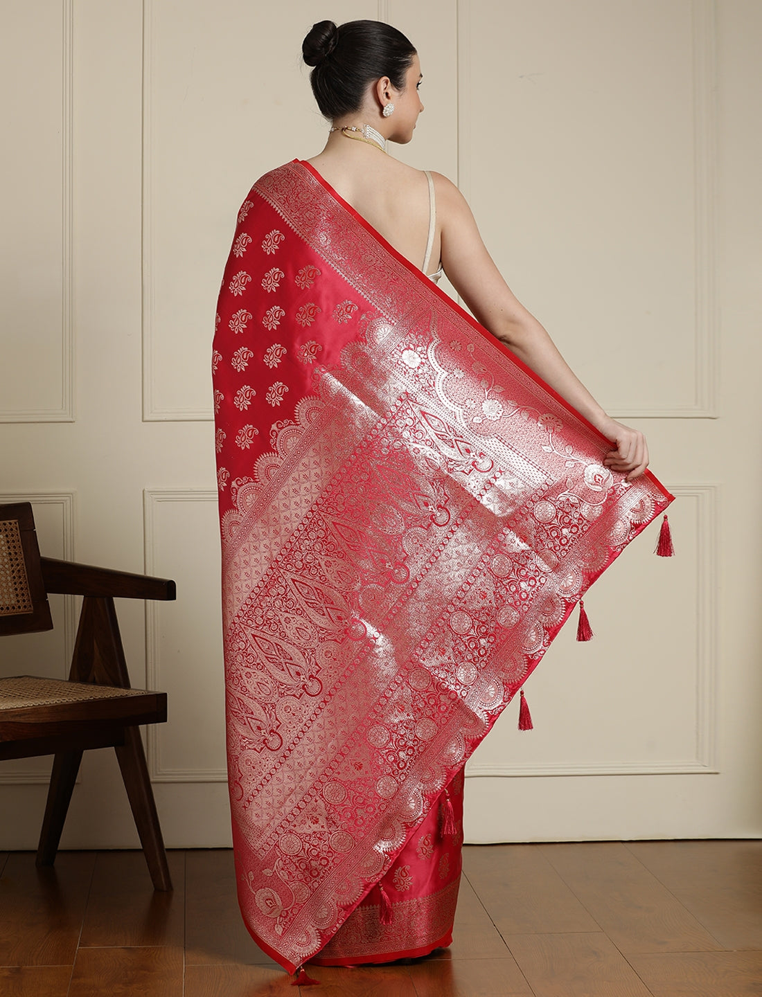 Women Paisley Woven Design Zari Banarasi Saree in Red