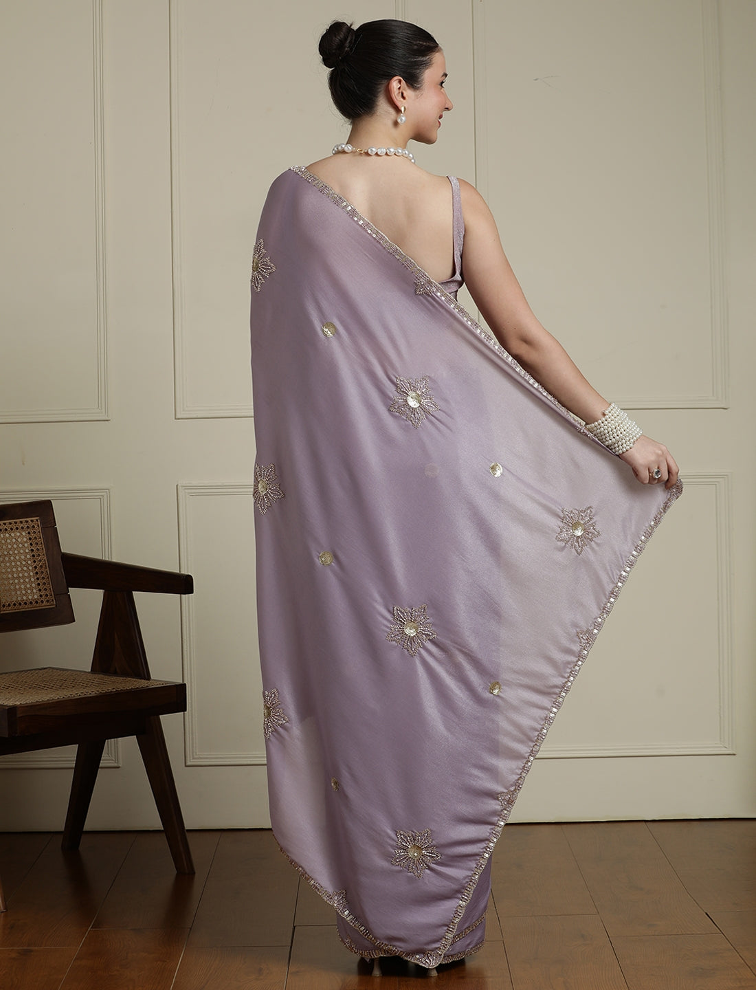 Women Solid Embroidered Saree in Lavendar