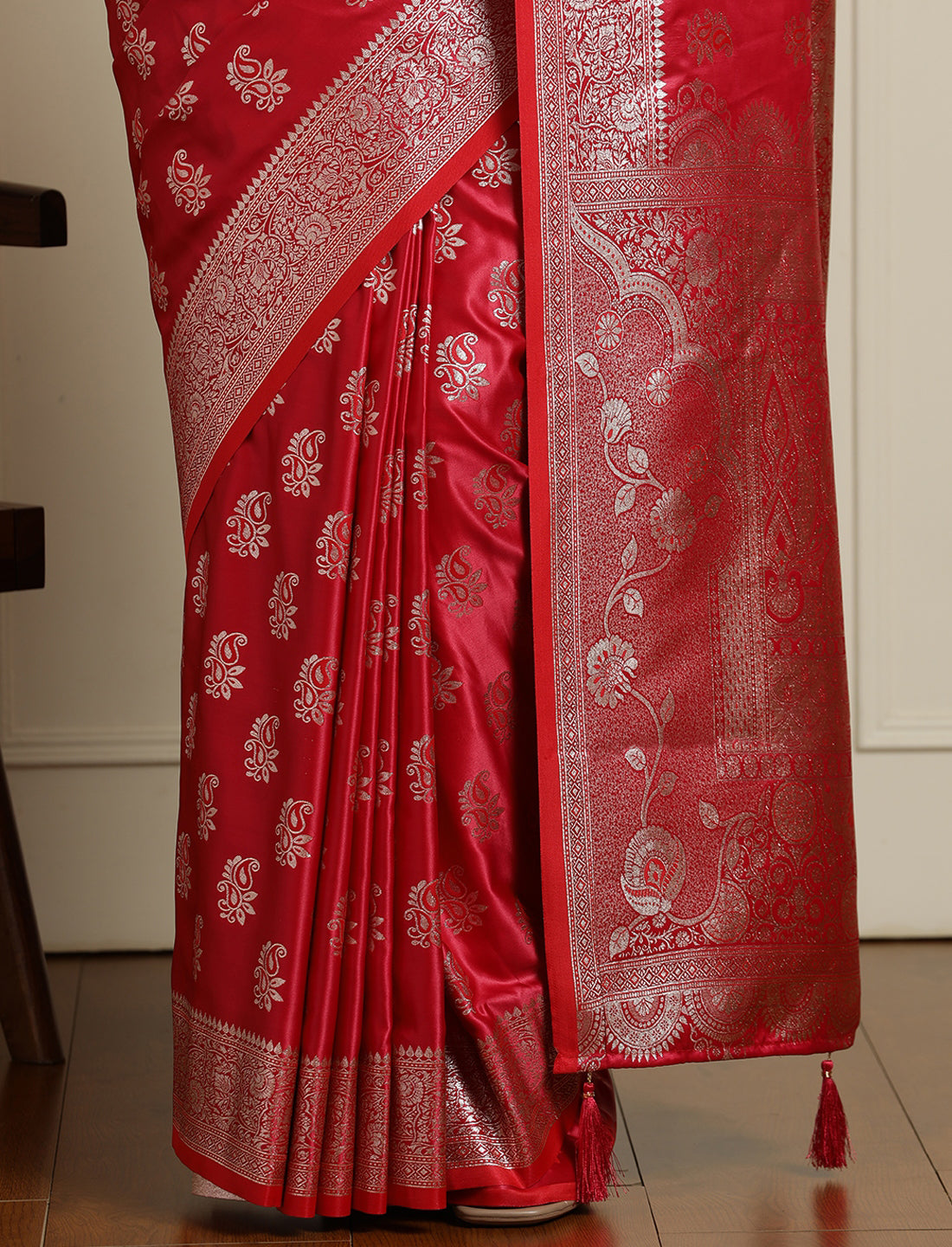 Women Paisley Woven Design Zari Banarasi Saree in Red