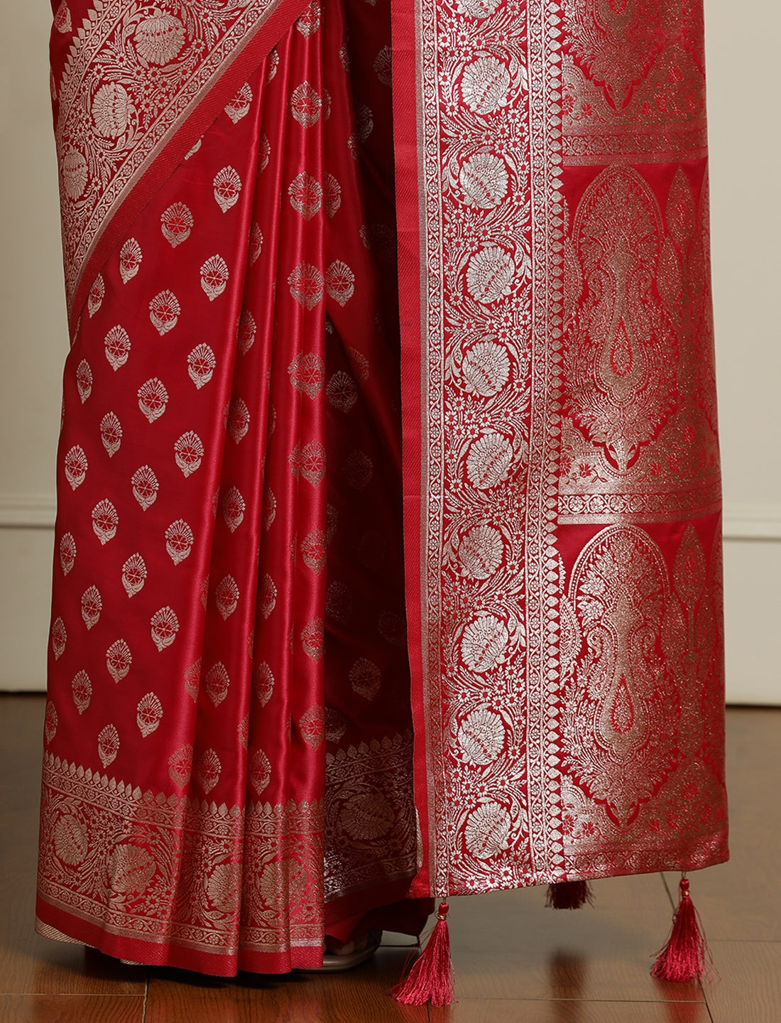 Ethnic Motifs Woven Design Banarasi Saree With Blouse Piece in Red
