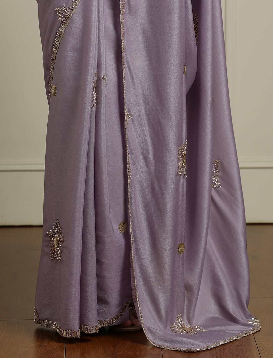 Women Solid Embroidered Saree in Lavendar